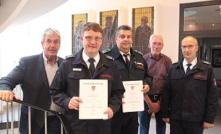 Bürgermeister Hermann Temme (v. l.), Wehrführer Sven Heinemann, der Stellvertreter Michael Müller, Fachbereichsleiter Norbert Loermann und Stellvertreter Heiner Krug. - Burkhard Battran