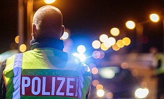 Die Polizei rückte am ersten Weihnachtstag nachts in Herford aus. Ein 16-Jähriger ist schwer verletzt worden. - NW-Archiv/Symbolbild