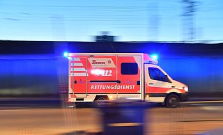 Der verletzte Autofahrer wurde mit schweren Verletzungen in ein Gütersloher Krankenhaus gebracht. Die Varenseller Straße war für mehr als eine Stunde gesperrt. - Symbolfoto/dpa