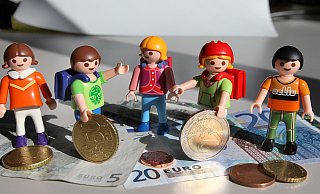 Für die Ausstattung ihrer Kinder müssen Eltern einiges ausgeben. Die Stadt Herford unterstützt einkommensschwache Familien jedoch. - Frank-Michael Kiel-Steinkamp