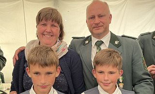 Christoph und Sylvia Struk bilden zur Freude ihrer Kinder Phil und Yannis das neue Königspaar. - Heimatschutzverein Kollerbeck