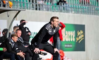 Bekannte Pose: Rödinghausens Trainer Carsten Rump fiebert an der Seitenauslinie mit. - Joel Beinke