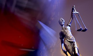 Die Bielefelder Staatsanwaltschaft hat sechs Männer angeklagt, im März dieses Jahres einen 20-jährigen Löhner gefangen gehalten, geschlagen und bedroht zu haben. - picture alliance / Panama Pictures