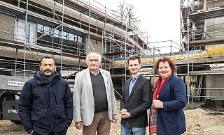 Die Spitzen der Rathaus-Koalition vor der Baustelle der Hellingskampschule: (von links) Riza Öztür (SPD), Bernd Vollmer (Die Linke), Dominic halla und Christina Osei (beide Grüne). - Jörg Dieckmann - www.dieckmann-fotodesign.de