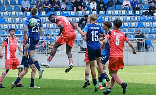 Arminias Ibrahima Fode Camara (Nr. 14) setzt sich gegen die Paderborner Abwehrreihe durch und kommt in der Schüco-Arena frei zum Kopfball. - Andreas Zobe