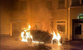 Als die Feuerwehr eintraf, stand das Fahrzeug bereits in Vollbrand. - Feuerwehr Höxter