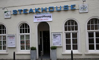 Lange stand die Immobilie zwischen Münsterkirche und Rathaus leer, nachdem das Steakhouse „Alte Färberei“ 2019 geschlossen wurde. Am 1. Juni startet hier nun ein neues Kapitel. - Claus Frickemeier