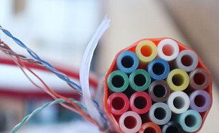 Durch derartige Kabel werden die Glasfasern geblasen. - Jens Reddeker