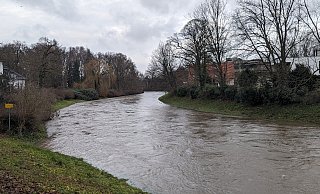 Starke Regenfälle haben die Wasserstände in der Werre ansteigen lassen. - Susanne Blersch