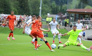 SCP-Stürmer Filip Bilbija scheitert in der zweiten Minute an Dynamo-Keeper Ruslan Neshcheret . - Oliver Krato