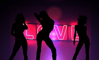 Weil er einer Prostituierten 900 Euro aus der Tasche geklaut und einen Verfolger mit einem Messer bedroht hatte, verurteilte das Landgericht einen 35 Jahre alten Mann aus Bielefeld. - Symbolbild: Pixabay