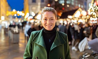 Anheimelnd leuchten die bunten Lichter des Bielefelder Weihnachtsmarkts am Alten Markt, den Katharina Flöthmann gern besucht. - Oliver Krato