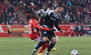 Semi Belkahia (r.) besetzte im Test gegen Union Berlin das Abwehrzentrum des DSC Arminia Bielefeld. Der Innenverteidiger hat gute Karten, wieder in die erste Elf zu rutschen. - Imago Images Semi Belkahia (r.) besetzte im Test gegen Union Berlin das Abwehrzentrum des DSC Arminia Bielefeld. Der Innenverteidiger hat gute Karten, wieder in die erste Elf zu rutschen. - Imago Images