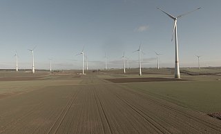 Die Windkraft ist vor allem in weiten Teilen des südlichen Paderborner Landes weithin sichtbar. So wie hier nahe Bad Wünnenberg. - Jens Reddeker