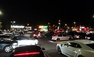 Voller Parkplatz in Bielefeld, letztes Treffen vor der Ausgangssperre. - Ansgar Mönter