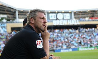 SCP-Trainer Lukas Kwasniok, hier beim Testspiel gegen Minnesota, muss Lösungen für den langfristigen Ausfall von zwei Mittelfeld-Akteuren finden. - SC Paderborn 07/Michael Bieckmann