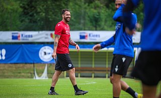 Arminia-Trainer Mitch Kniat bittet seine Mannschaft zur ersten Einheit nach der Sommerpause auf den Trainingsplatz. - Sarah Jonek