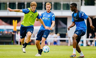 SCP-Sturmtalent Travis de Jong (l.) ist ein gutes Beispiel für die Durchlässigkeit zwischen Nachwuchs- und Profibereich. Ilyas Ansah (r.) hat den Sprung von der U21 zu den Profis bereits geschafft. Jasper van der Werff (hinten) könnte Paderborn verlassen. - BESIM MAZHIQI