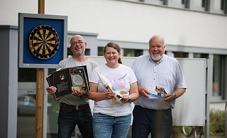 Naturpädagoge Hans Gerd Busse (v. l.), Sarah Sudek und Bürgermeister Rüdiger Meier freuen sich, den Kindern ein so umfangreiches und sicher auch spannendes Kinderkulturprogramm anbieten zu können, bei dem bis zum nächsten Sommer die unendlichen Weiten des Weltalls im Mittelpunkt steht. - Gerald Dunkel