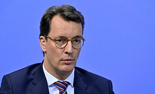 Ministerpräsident Hendrik Wüst (CDU) kommt für mehrere Termine nach Ostwestfalen-Lippe. - John Macdougall / POOL / AFP