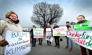 Machen sich für die Roteiche stark: Umweltschützer vor der mächtigen Roteiche am Bartels Feld. Rechts: GNU-Sprecherin Angelika Daum. - Andreas Frücht