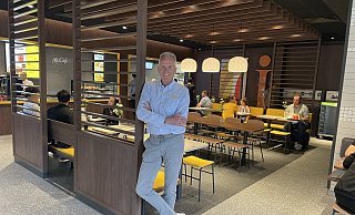 McDonald’s-Franchisenehmer Arndt Heiderich zeigt stolz die renovierten Innenraum des Fast-Food-Restaurants in Paderborn. - Heiderich
