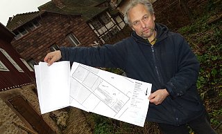 Auf dem Plan, den Thomas Güttler zeigt, ist auch der mit einer PV-Anlage versehene Pavillon zu sehen. Die Anlage sei von der Stadt genehmigt worden. - Svenja Ludwig