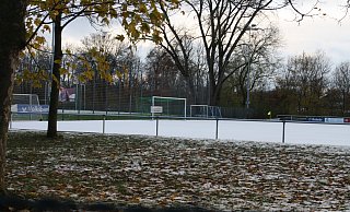 Ganz in weiß: Der Kunstrasenplatz im Herforder Stadionbereich ist schneebedeckt. Gespielt werden kann darauf derzeit nicht. - Thomas Vogelsang