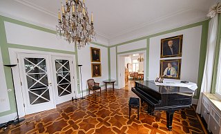 Im Empfangszimmer mit kunstvollem Parkettboden und noblem Kronleuchter an der Decke hängen Porträts von Hermann Windel mit Ehefrau Auguste (links) und deren Sohn Gustav mit Ehefrau Ida an den Wänden. - Andreas Zobe