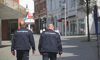 Mitarbeiter des Bünder Ordnungsamts auf Streife in der Innenstadt. - Florian Weyand