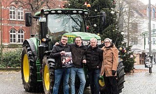 Die Landwirte Jens Müller (v. l.), Jan-Wilhelm Wetehof, Hermann Dedert, Vorsitzender des Landwirtschaftlichen Kreisverbandes Herford-Bielefeld, und Manfred Bischoff (Pro Herford) hoffen auf ein ähnliches Interesse an der Lichterfahrt der Landwirte wie 2021. - Ralf Bittner