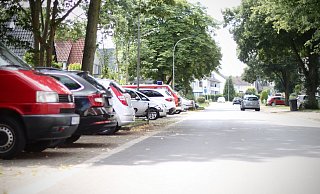 Die so genannten Senkrechtparkstände an der Hochstraße werden zugunsten einer Fahrradstraße entfernt. Auch auf der Fahrbahn darf dann nicht mehr geparkt werden. Insgesamt bleiben nach dem Umbau nur noch 69 von aktuell 156 Stellflächen übrig. - Felix Eisele