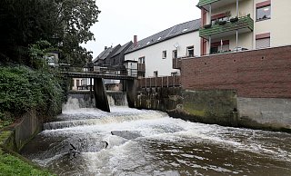 Das Radewiger Wehr wird umgebaut. Rechts wird der bevorzugten varinate nach ein schmales, bewegliches Wehr bleiben. Links entsteht ein Raugerinne ähnlich einem natürlichen Gewässerverlauf mit Gefälle. Der rot verklinkerte Anbau des früheren Mühlengebäudes müsste weichen. - Frank-Michael Kiel-Steinkamp