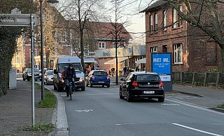 Bloß nicht von den Autos treiben lassen, egal wie lang der Rückstau ist. Auf der Haller Straße müssen die Radfahrer die Fahrbahn benutzen, der Gehweg gehört den Fußgängern. Damit sich die Radler vom Bürgersteig herunter trauen, dürfen Pkw hier nicht überholen. - Jeanette Salzmann