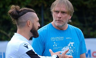 Ansgar Brinkmann (r.) fachsimpelt mit David Ulm. - Andreas Zobe