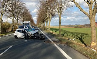 Der Opel war nach dem Aufprall zurück auf die Fahrbahn geschleudert. - Polizei Höxter