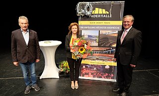 Zum 40. Geburtstag der Paderhalle grautlierten Geschäftsführerin Maria Rodehuth Bürgermeister Michael Dreier (r.) und Dietrich Honervogt, Aufsichtsratsvorsitzender der Stadthallen-Betriebsgesellschaft Paderborn. - Hans-Hermann Igges