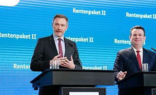 Christian Lindner und Hubertus Heil bei der Vorstellung des Rentenkonzepts der Bundesregierung Rentenpaket II im Bundesministerium für Arbeit und Soziales. - picture alliance / Geisler-Fotopress