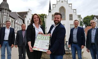 Das Brakeler Königspaar Jennifer Huneke und Nils Tölle stellt mit Oberst Karl-Heinz Neu (von links), Sekretär Ditmar Bastke, Fahnenoffizier Jendrik Vosmer und Adjutant Dirk Wellsow das Programm für das kommende Schützenfest vor. - Burkhard Battran