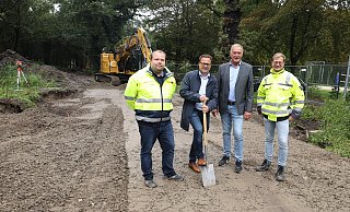 Mit dem symbolischen ersten Spatenstich starteten Bastian Kruse (v. l.), Lars Bökenkröger, Stefan Tödtmann und Jens Grove den Bau der Pumptrackanlage. Die Arbeit aber wird eher mit dem Bagger als mit dem Spaten zu erledigen sein. - Jörg Stuke