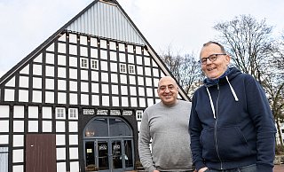 Ali Al Saeed (l.), Pächter des Fachwerkhauses und Geschäftsführer des "Wirtshaus 1802" neben dem Teich am Bültmannshof und Küchenchef Norbert Thun. Foto: Jörg Dieckmann - Joerg Dieckmann