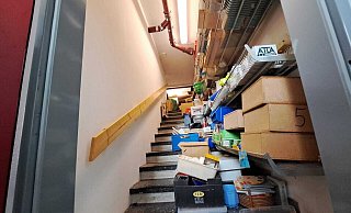 Kaum Platz für Lehrmittel - sie stapeln sich in der Grundschule in der Steinheimer Ortschaft Vinsebeck die Treppe hinauf. - Madita Schellenberg