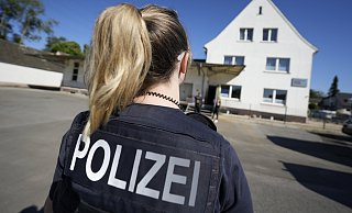 Die Bundespolizei war an mehreren Gebäuden in Bünde im Einsatz. Die Betreiberin selbst ist allerdings nicht Bestandteil der Ermittlungen. - Gerald Dunkel
