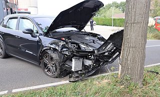 Eine 74-jährige Löhnerin kollidierte am Alten Postweg mit einen Baum. - Polizei Herford