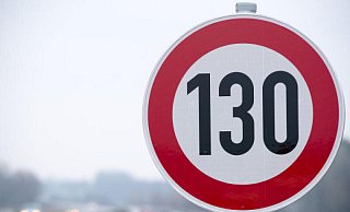 Symbolfoto: Soll es in Deutschland auf den Autobahnen ein Tempolimit - etwa 130 km/h - geben? Über diesen Vortsoß gibt es eine neue Debatte. - Matthias Bungeroth