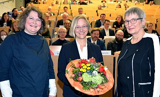 Angelika Epple (Mitte) nach ihrer Wahl, eingerahmt von Silke Schwandt (l.) und Annette Fugmann-Heesing. - Uni Bielefeld