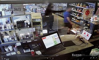 Die Aufnahme der Überwachungskamera zeigt das Vorgehen der Täter. - Frank-Michael Kiel-Steinkamp