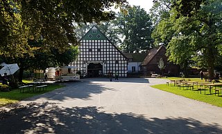 Auf dem Bauernhof der Familie Kreft soll ein Naturkindergarten entstehen. Aus dem ehemaligen Schweinestall in dem roten Backsteingebäude rechts soll ein Gruppenraum werden. - Gerald Dunkel