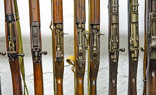 Die Polizei findet bei einer Überprüfung ein geladenes Gewehr. - (Symbolbild): Pixabay