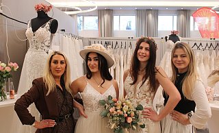 Hanna und Elisha Altunkaynak (v.l.), Joaquina Raulin und Marla Baier von „Princess“-Braut- und Abendmode blicken der Zukunft der Hochzeitsbranche positiv entgegen. - Moritz Jülich